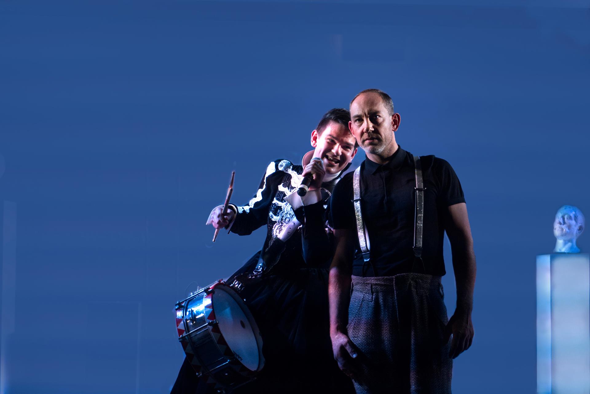 »Weh dem, der aus der Reihe tanzt« (Silvio Kretschmer; Fabian Gröver) | Foto: Astrid Karger